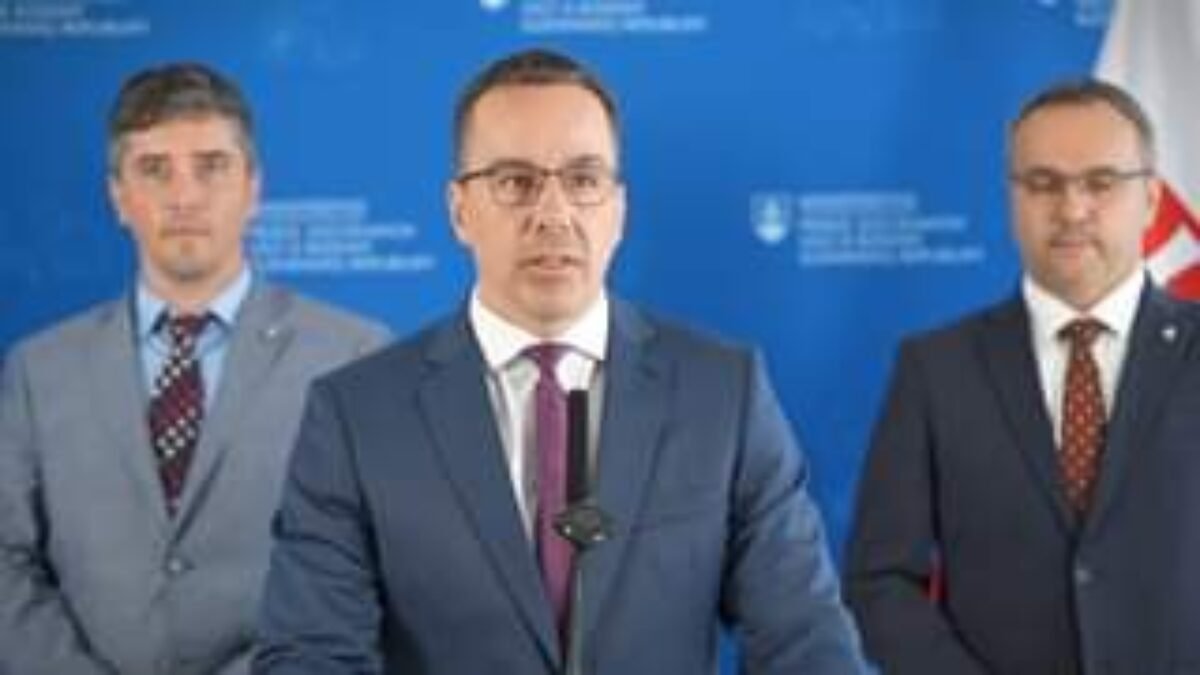SOCIÁLNE ORGÁNY ZAČALI KONAŤ VOČI DOMÁCNOSTI, Z KTOREJ JE 6 ROČNÝ CHLAPEC S KUKLOU A ATRAPOU ZBRANE