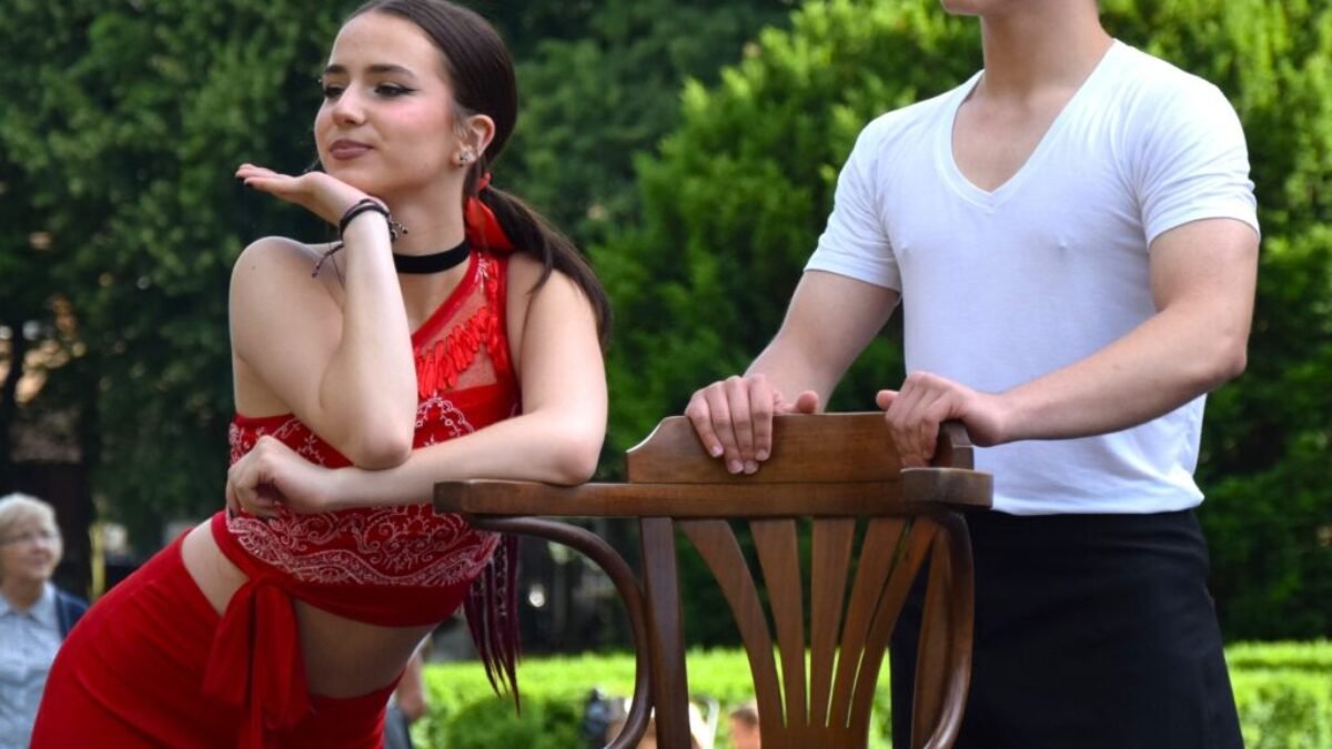 Humenné: Mesto kultúry 2024  Hudobná tančiareň pri kaštieli, swingová bodka na záver do kroku hrali Funny Fellows  baroková crazy komédia Cisárové nové šaty z produkcie Nového divadla z Nitry v chill out zóne pri Vihorlatskej knižnici