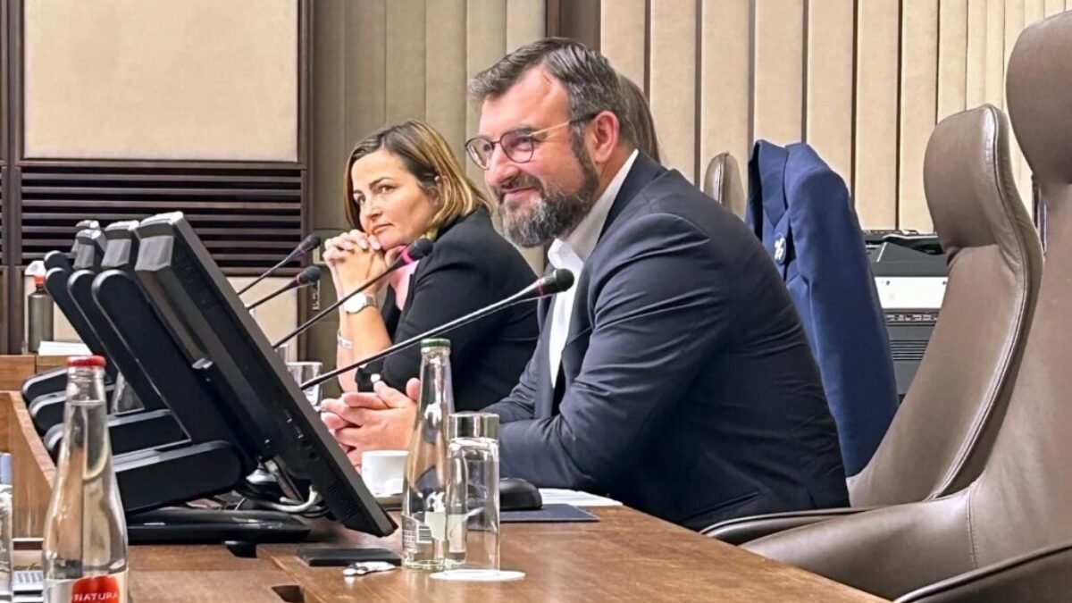 LEGISLATÍVNA RADA VLÁDY SR ROKOVALA O PREDPISOCH, KTORÉ MAJÚ POMÔCŤ LUĎOM

Štátny tajomník Ministerstva spravodlivosti Slovenskej republiky Milan Hodás pred…