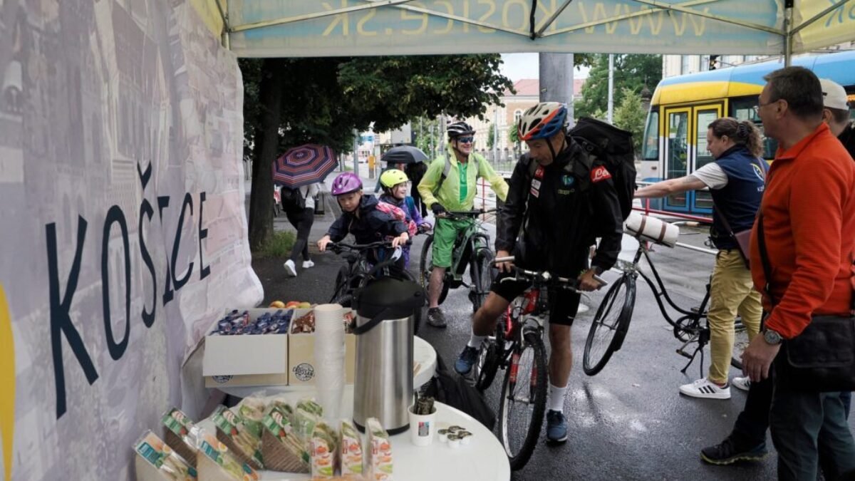Košice: CYKLISTI SI POCHUTNALI NA CYKLORAŇAJKÁCH 

Počasie nám ráno síce neprialo, no ani to neodradilo mnohých nadšených cyklistov, ktorí k nám zavítali na cyklora…
