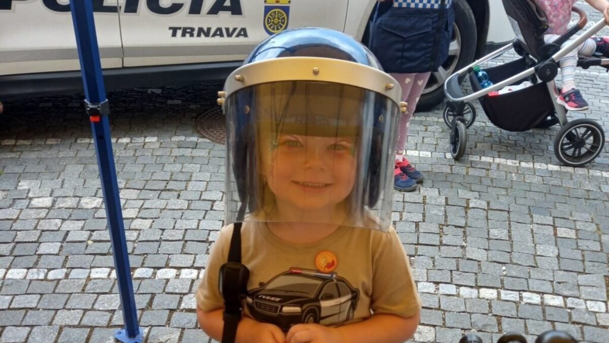 Trnava : AKÉ JE BYŤ POLICAJTOM? MNOHO DETÍ UŽ POZNÁ ODPOVEĎ 

V pondelok 3. júna 2024 sa Mestská polícia Mesta Trnava zúčastnila podujatia Dobrovoľníci deťom. Deti a…