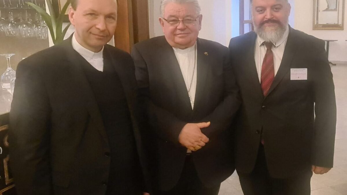 Eduard Chmelár: Po dnešnej veľmi výživnej debate o budúcnosti strednej Európy s kardinálom Dukom a biskupom Haľkom.