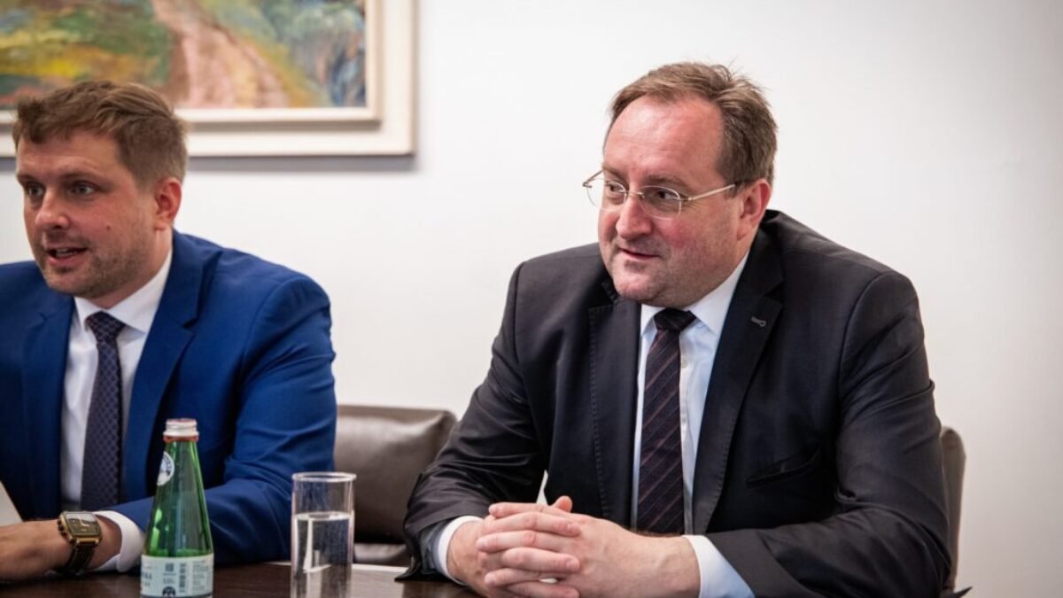 SLOVENSKO A SINGAPUR: SPOLUPRÁCA V OBLASTI INOVÁCIÍ A DIGITÁLNEJ AGENDY 

Štátni tajomníci ministerstva hospodárstva Kamil Šaško a Vladimír Šimoňák diskutov…