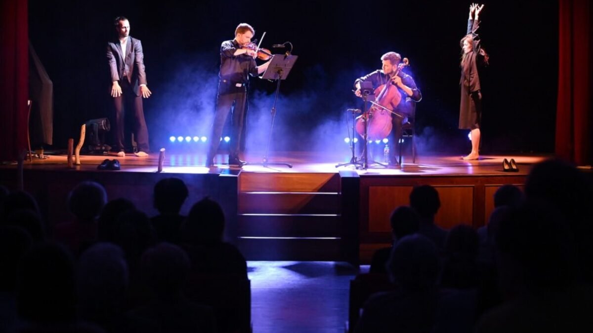 Banská Bystrica : ROBOTNÍCKYM DOMOM ZNELA VČERA HUDBA PRE DVA SLÁKY 

Koncert husľového virtuóza Andreja Barana a violončelistu Michala Haringa zaplnil sálu do posledného mie…