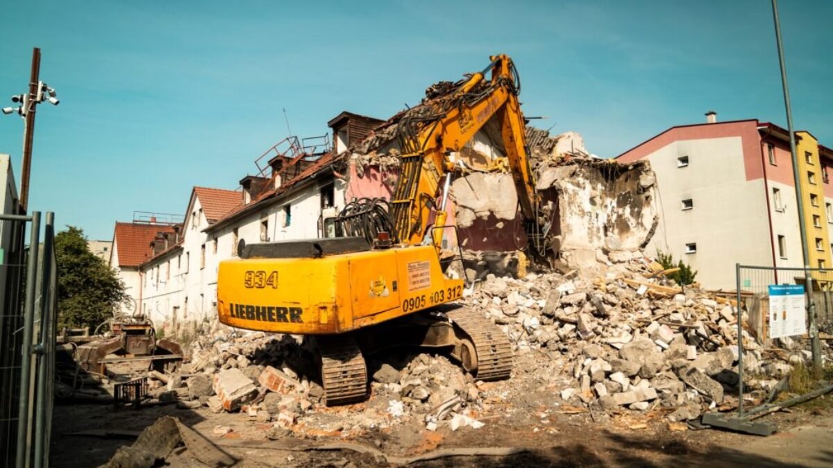 Trnava : ZNÁMA BUDOVA NA COBURGOVEJ ULICI JE V PROCESE BÚRANIA 

Obytný dom na Coburgovej ulici, ktorý bol dlhodobo v havarijnom stave, sa v týchto dňoch búra. 

Bu…