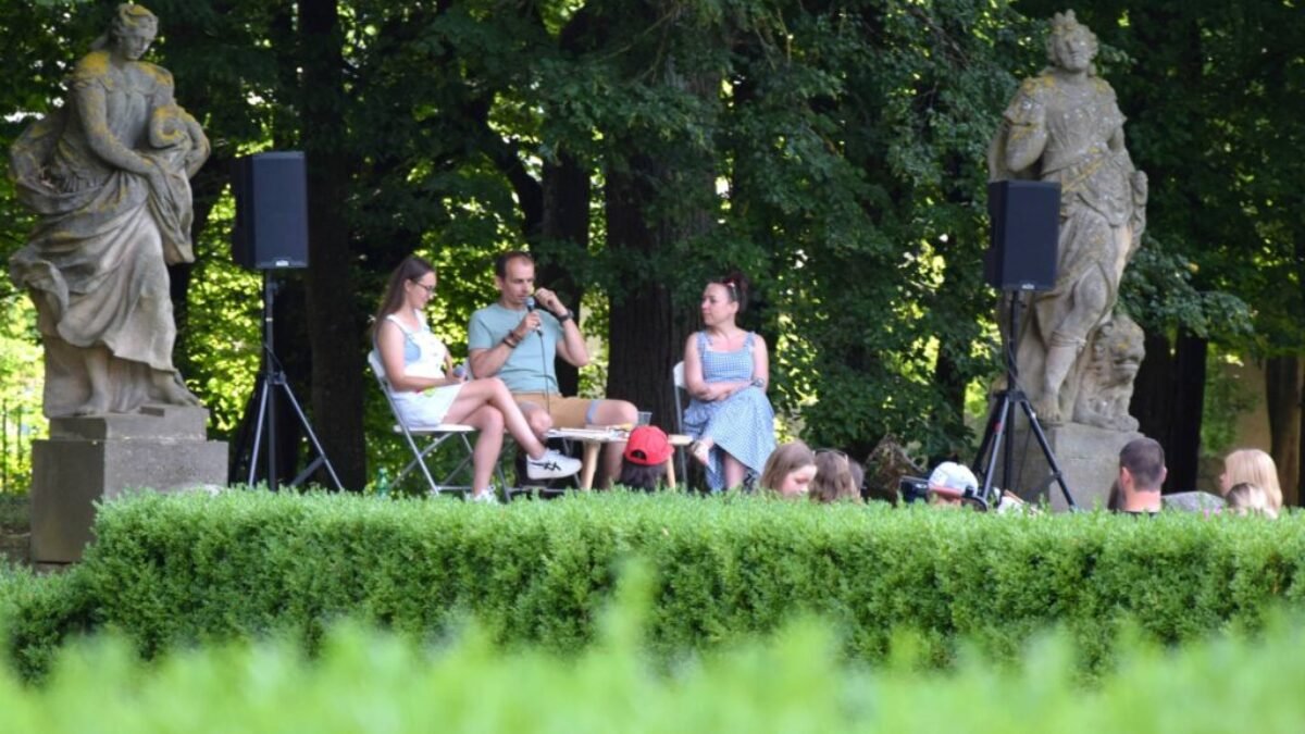 Humenné: Humenné, m(i)esto čítania s podtitulom Letná čitáreň v parku pri kaštieli