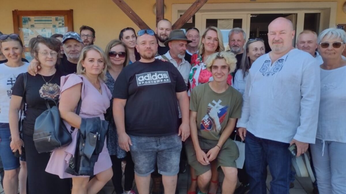 Dušan Stríž: Včerajšia akcia v Očovej, super ľudia, super nálada
 Fotil Peter Lukac Jacko – Okresný predseda za Sabinov 
 Pavel Zacharovský – predseda strany NK/NEKA 
 @Rudo…
