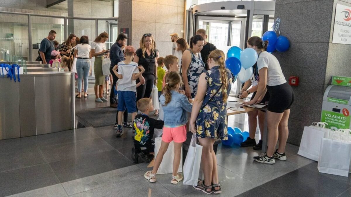 DEŇ S RODIČOM V PRÁCI 

 Každé dieťa by rado navštívilo prácu, do ktorej denne odchádza mamička alebo ocko. Rado by spoznalo kanceláriu, povozilo sa na sto…