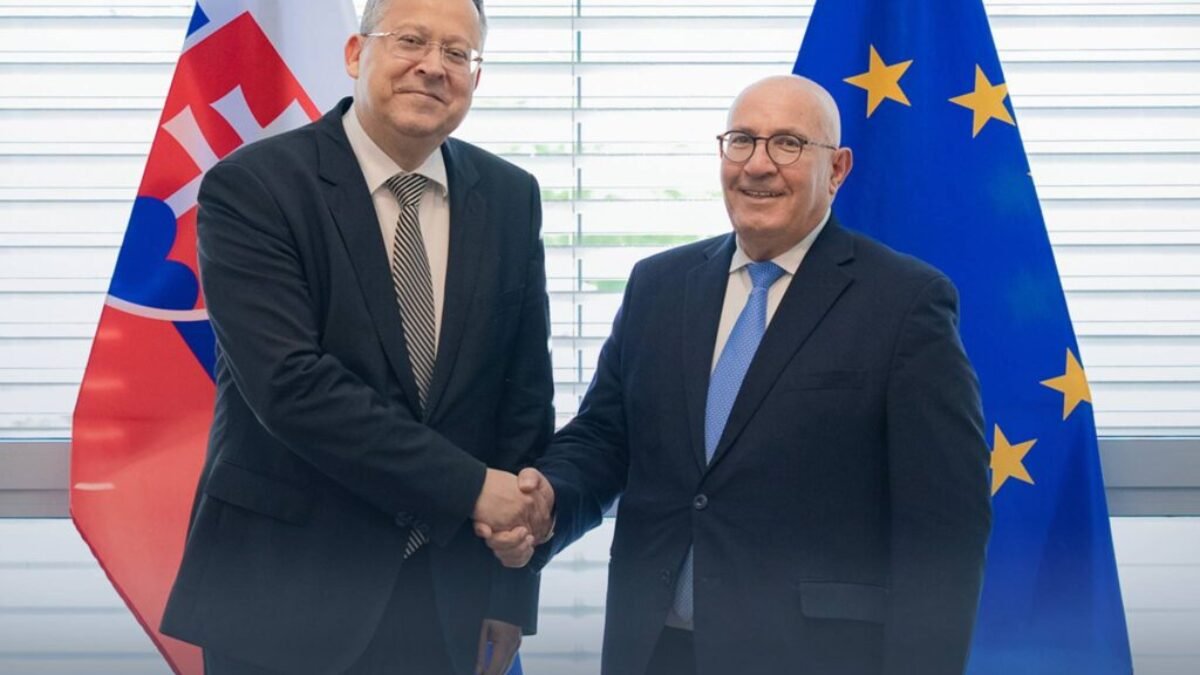 NÁVŠTEVA VICEPREZIDENTA EIB

Na ministerstvo financií zavítal viceprezident Európskej investičnej banky Kyriacos Kakouris, ktorý sa stretol s ministrom fina…