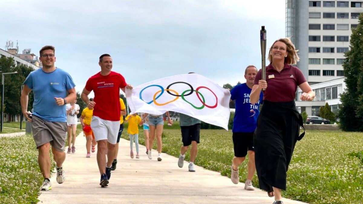 Banská Bystrica : MÁME ZA SEBOU BEH OLYMPIJSKÉHO DŇA 

Park pod Pamätníkom SNP dnes zaplnili škôlkari spoločne so žiakmi základných škôl. Behalo sa štafetovo a nechýbalo ani …