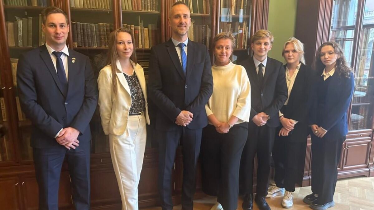 Pavol Slota: Milí priatelia,

na Slovensku sme sa už zmierili s politikou dvojtvárnosti, ktorú robia čelní politickí predstavitelia už doslova dekády.
Navonok sú proeurópski…