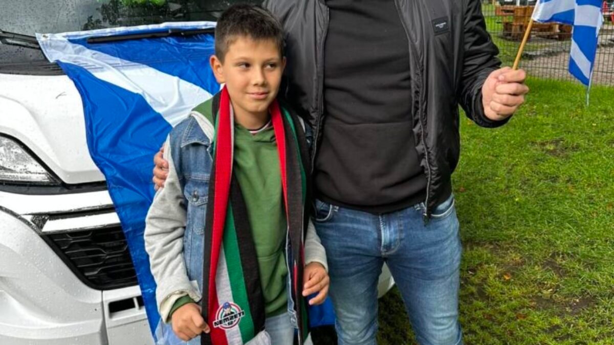 Gyimesi György:  Už fandíme v Stuttgarte. Musím úprimne priznať, že jedných z topfanúšikov (nielen čo do počtu) tu majú Škóti. Mimoriadne priateľský, hrdý národ.   Már szur…