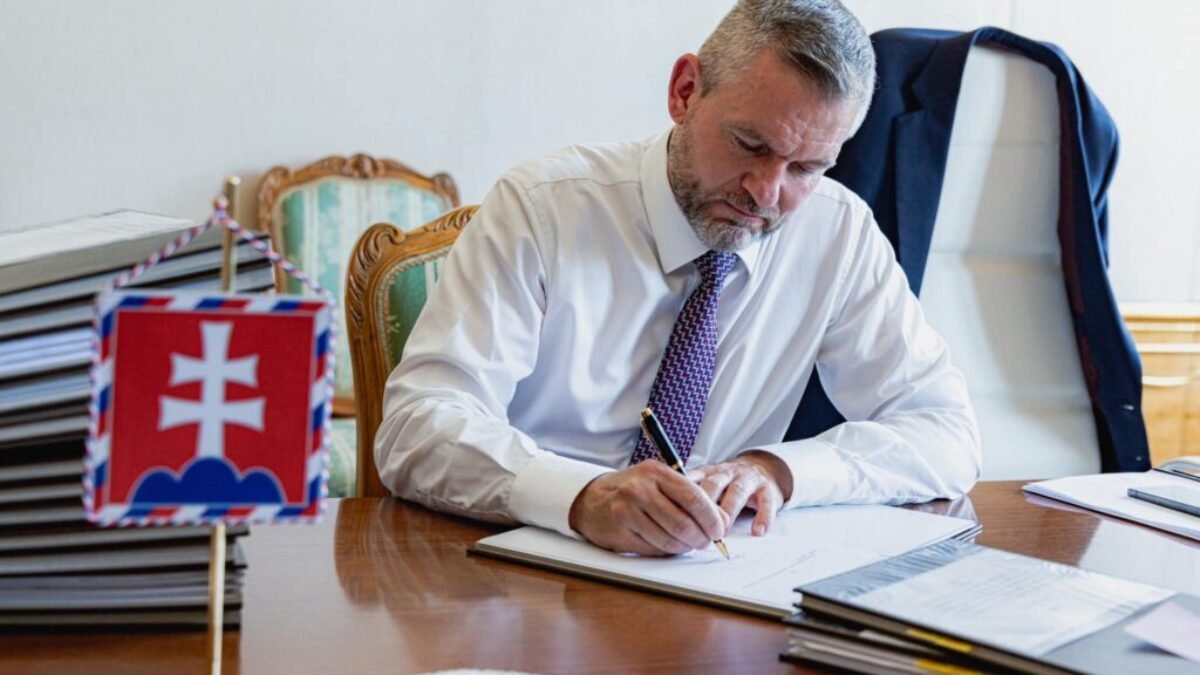 Tomáš Drucker: Prvý zákon, ktorý popdpísal pán prezident Peter Pellegrini je zákon týkajúci sa školstva. Pán prezident, ďakujeme za túto symboliku! 
 #vzdelavanie #rodina …