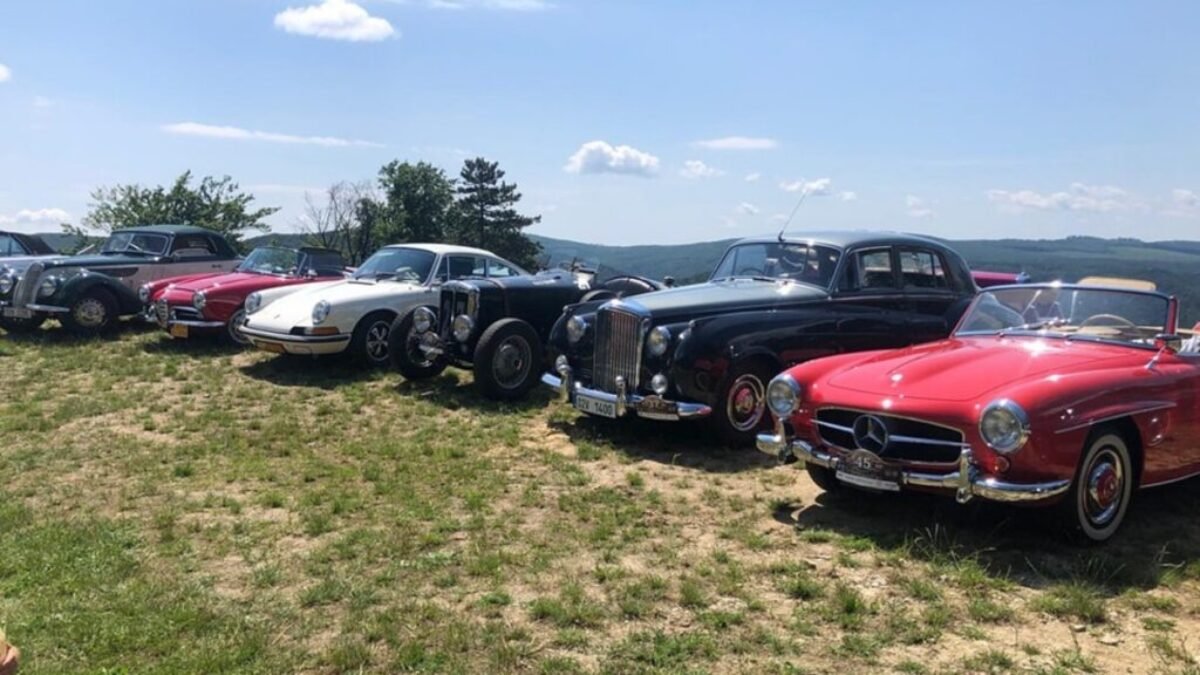 Historické automobily na Bradle v rámci Piešťanskej Zlatej Stuhy