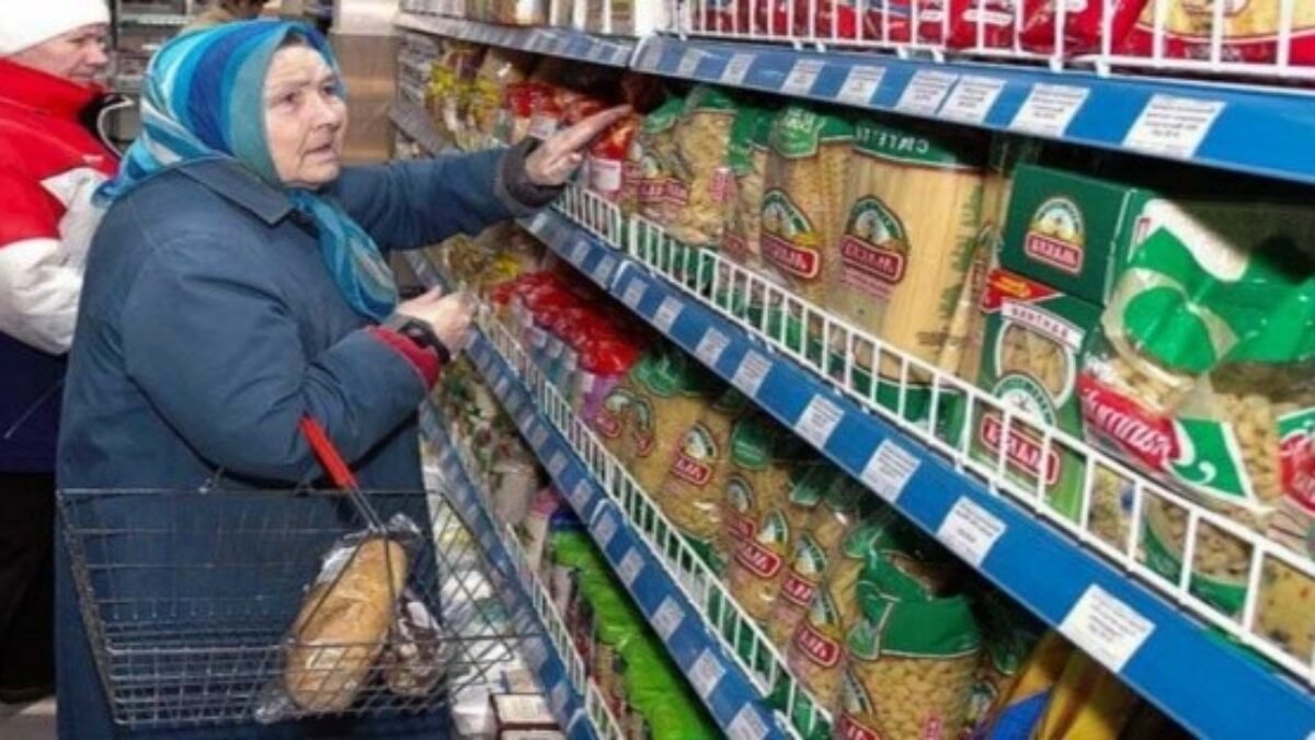 Táto babička nemala pri pokladni dosť peňazí na jej veľmi skromný nákup. To, čo urobil tento muž, ktorý stál za ňou ju prekvapilo a stratila slová…