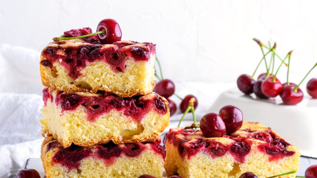 Tento nadýchaný koláč s čerešňami zmizne z taniera v okamihu. Recept naň je detskou hrou