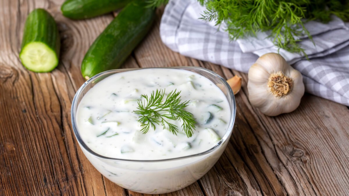 Osviežujúca omáčka ideálna na horúce dni. Výborne chutí s mäsom, chlebom a zeleninou