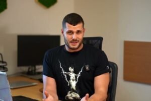 R. GLÜCK: RANU POD PÁS SLOVENSKU OD UKRAJINY V PROTISLOVENSKÝCH MÉDIACH OSLAVUJÚ...