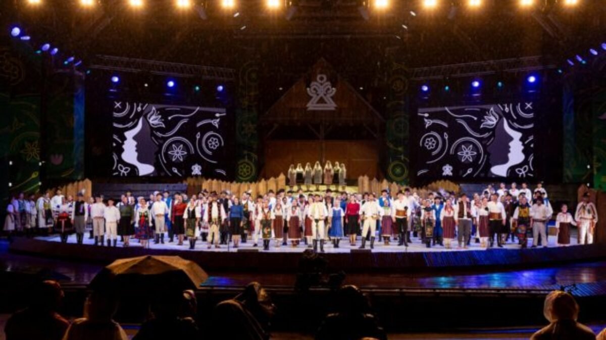 Šesťsto folkloristov na jednom pódiu a ďalšie jedinečné vystúpenia. Začína sa Východná