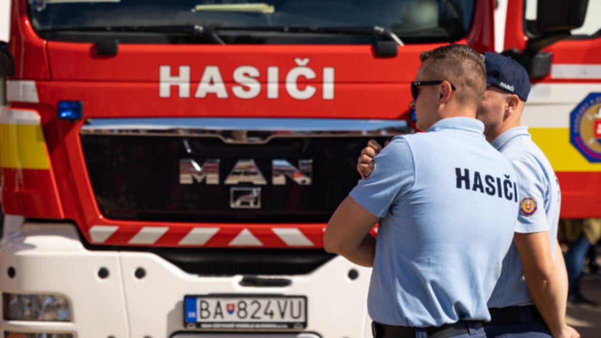 Požiar rodinného domu si vyžiadal jednu obeť, mladého muža bez známok života našli v podkroví