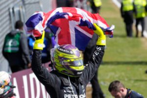 Hamilton sa v pretekoch F1 dočkal víťazstva po dlhých 945 dňoch, v Silverstone p...
