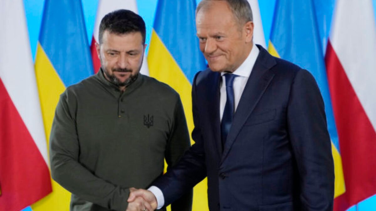 Zelenskyj diskutoval s poľským premiérom Tuskom o pomoci Kyjivu zo strany NATO, preberali aj ruské útoky