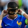 Kolo Muani si vyskúšal Mbappého ochrannú masku. Kylian cez ňu nič nevidí, hovorí...