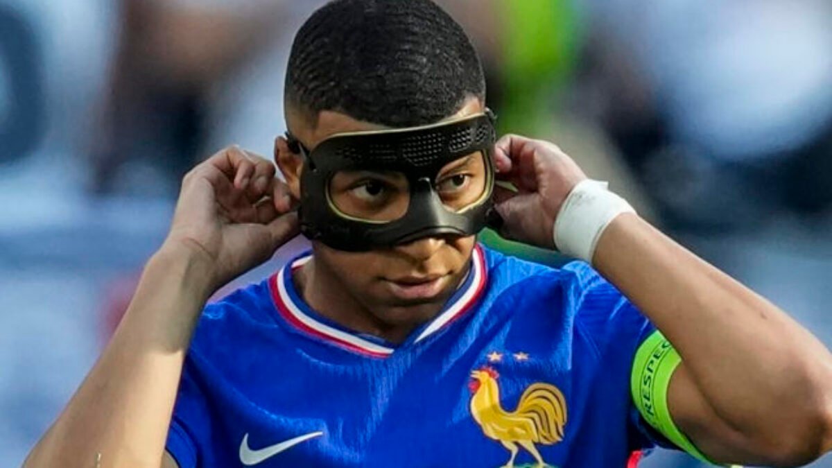 Kolo Muani si vyskúšal Mbappého ochrannú masku. Kylian cez ňu nič nevidí, hovorí francúzsky útočník