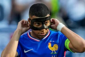 Kolo Muani si vyskúšal Mbappého ochrannú masku. Kylian cez ňu nič nevidí, hovorí...