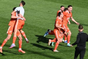 Futbalisti Ružomberka boli stopercentne efektívni a postúpili. Pískanie na konci...