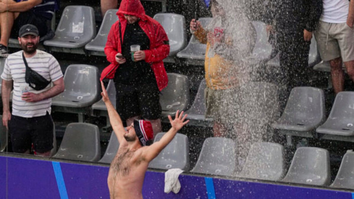 Vzduchom lietali stoličky aj fľaše, potýčky medzi fanúšikmi Holandska a Anglicka pred semifinále ME vo futbale zastavila až polícia