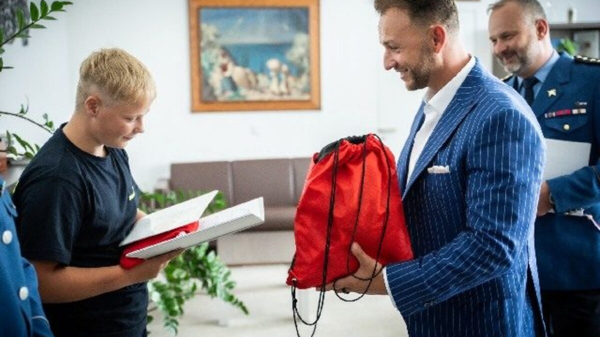 Požiar bytu začal hasiť ako prvý, Šutaj Eštok ocenil za hrdinský čin 14-ročného chlapca (foto)
