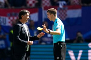 Finálový duel futbalových majstrovstiev Európy v Berlíne povedie francúzsky rozh...