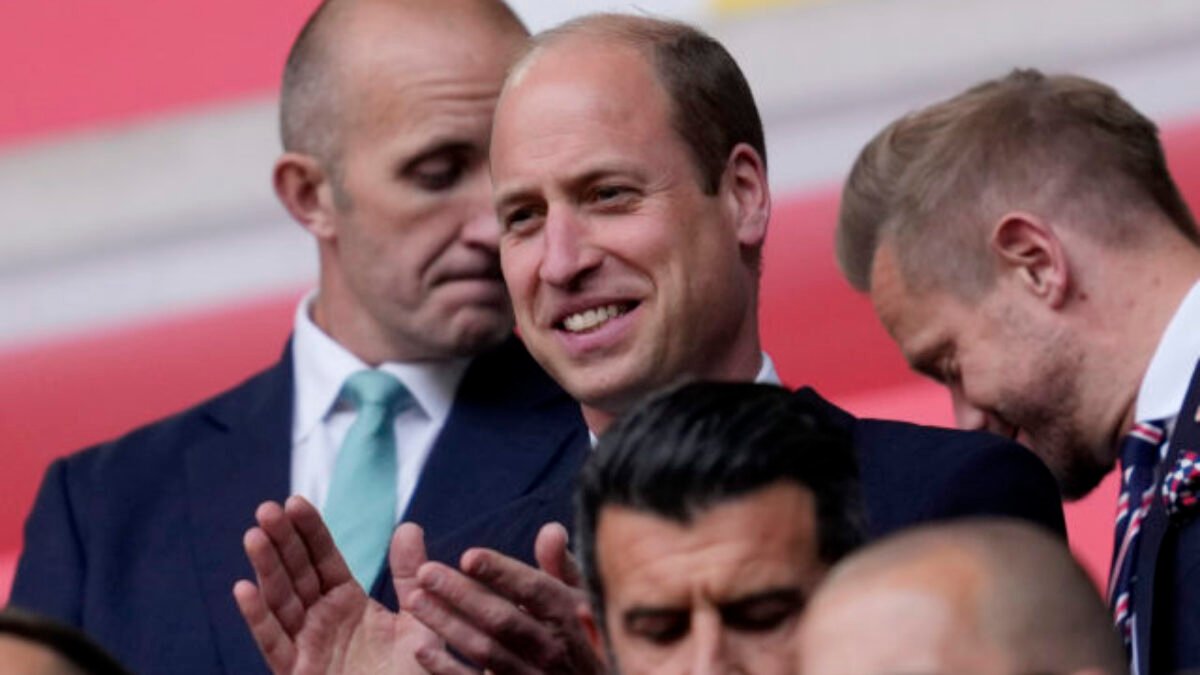 Horúčka pred finále stúpa. Anglické krčmy budú otvorené dlhšie, španielsky kráľ Filip príde do šatne a chýbať nebude ani princ William