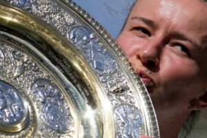 Wimbledonská šampiónka Krejčíková po finálovom triumfe myslela na mentorku Novot...