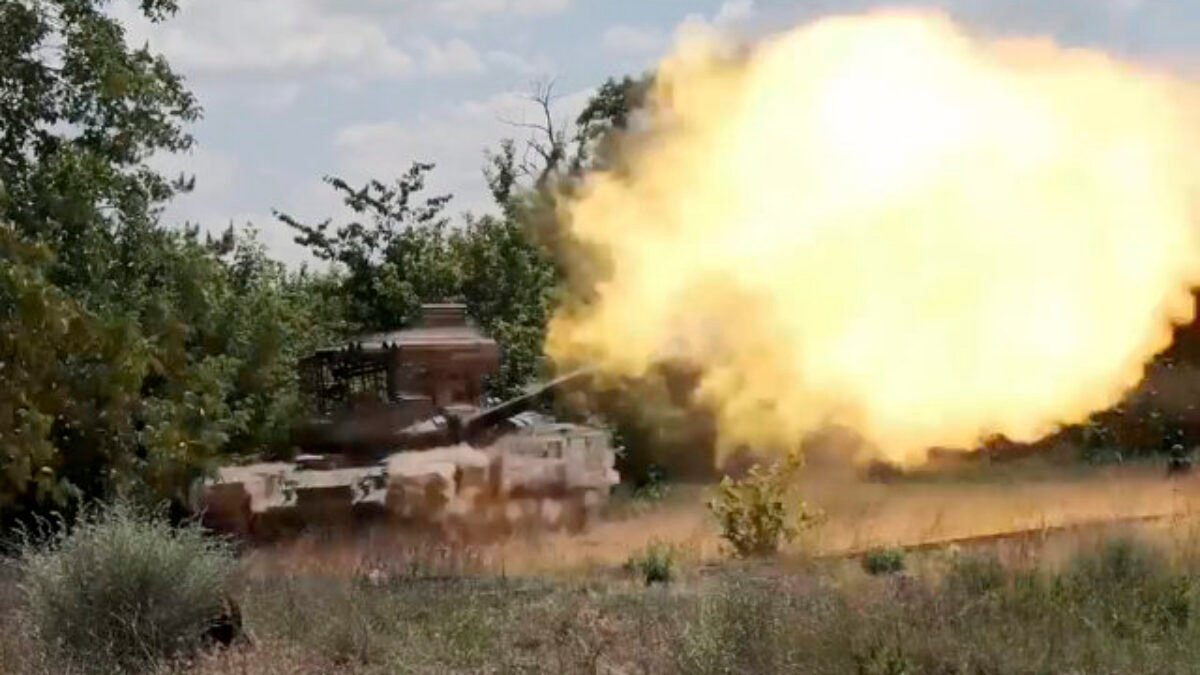 Ruská armáda vyčerpala zásoby techniky, do boja nasadzuje aj tanky staré päťdesiat rokov