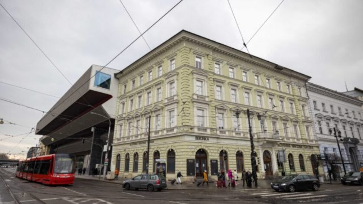 SNG sa pre výstavu Brucea Webera s názvom My Education dostala do sporu s pražskou galériou