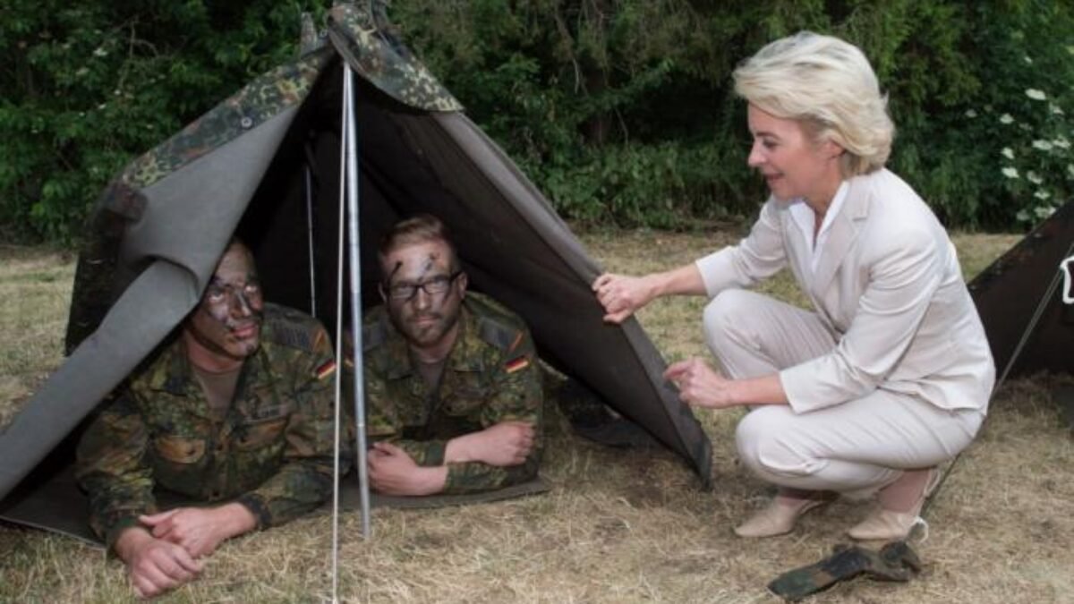 “Heil der Leyen”. Európania majú zase “silného vodcu”, ktorý svojou pravicou ukazuje na tretiu svetovú vojnu