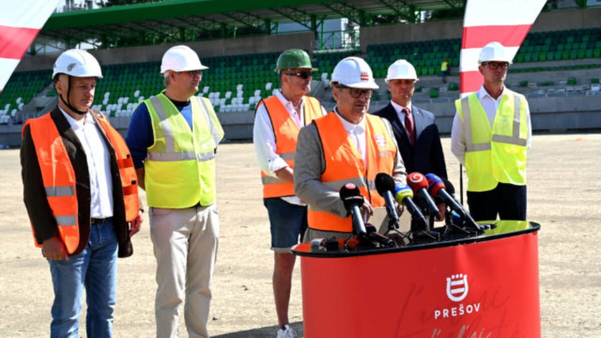 Hrubá stavba Futbal Tatran Arény v Prešove je hotová, práce pokračujú rýchlo a podľa plánu (foto)