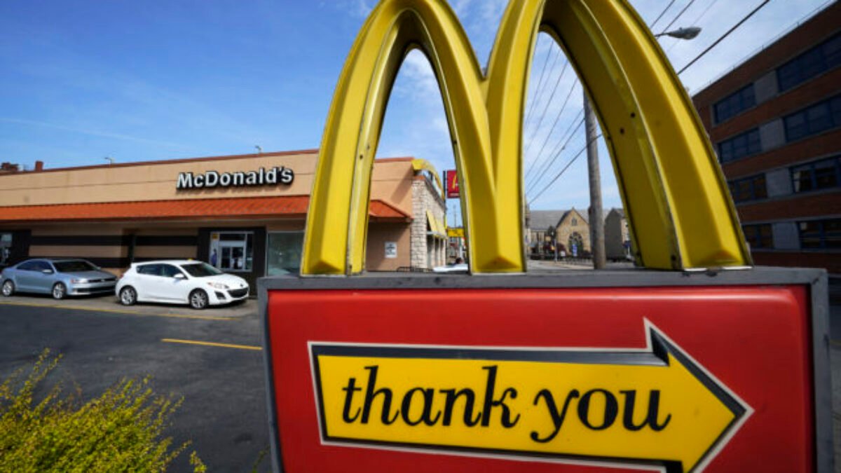 Zisk spoločnosti McDonald’s sa v druhom kvartáli zmenšil o dvanásť percent