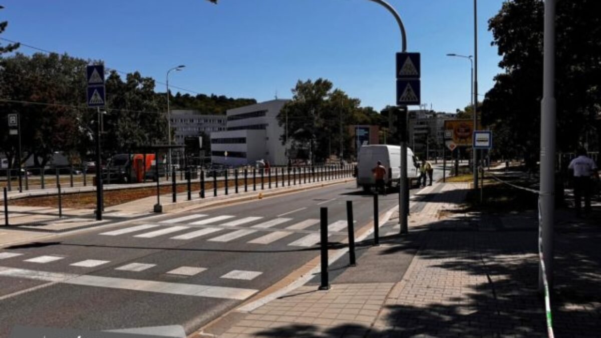 Tragédia v Karlovej Vsi. Auto zrazilo 83-ročnú ženu na priechode pre chodcov, zraneniam podľahla