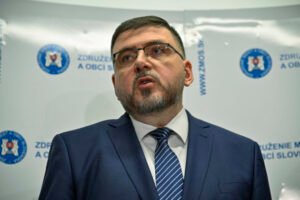 Samosprávy sú pobúrené zmrazením eurofondov, ZMOS hovorí o porušení dohody s vlá...