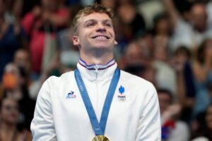Francúzsky plavec Marchand má už tri zlaté medaile, víťazné double získal za men...