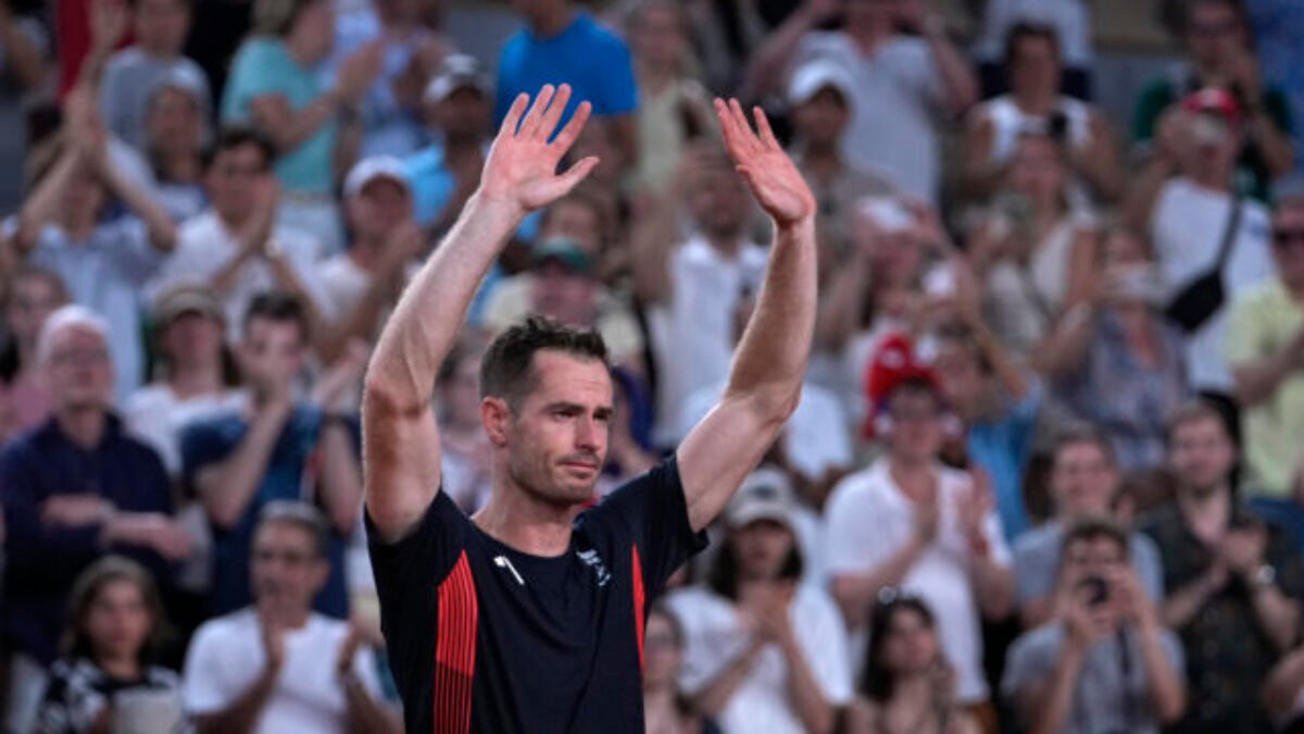 Kariéra tenisovej legendy Andyho Murrayho je na konci, po prehre vo štvrťfinále štvorhry sa rozlúčil so slzami v očiach