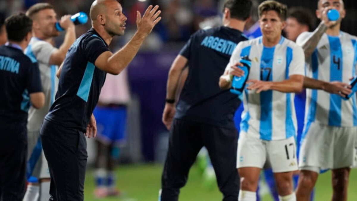 Francúzi v štvrťfinále zdolali Argentínu a zabojujú o medaily, tréner Mascherano je na chlapcov aj tak právom hrdý