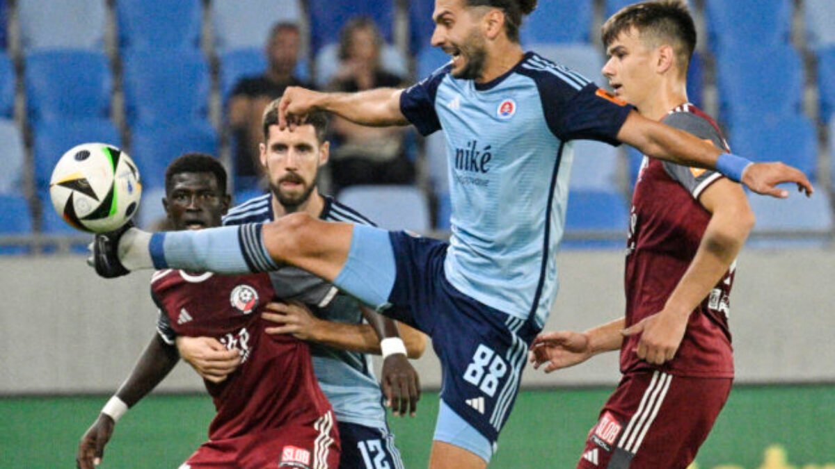 Slovan triumfoval na Podbrezovou a je naďalej stopercentný, Trenčín uspel aj napriek červenej karte pre Emeku (fotografie)