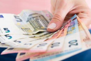 Štátni zamestnanci si môžu vydýchnuť, pre 800 eurové odmeny neprídu o nárok na o...