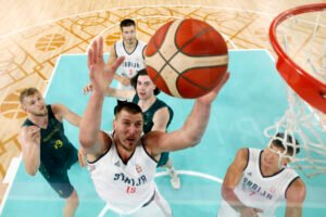 Nikola Jokič je istota basketbalového mužstva. Spoluhráči Micič a Bogdanovič ho ...