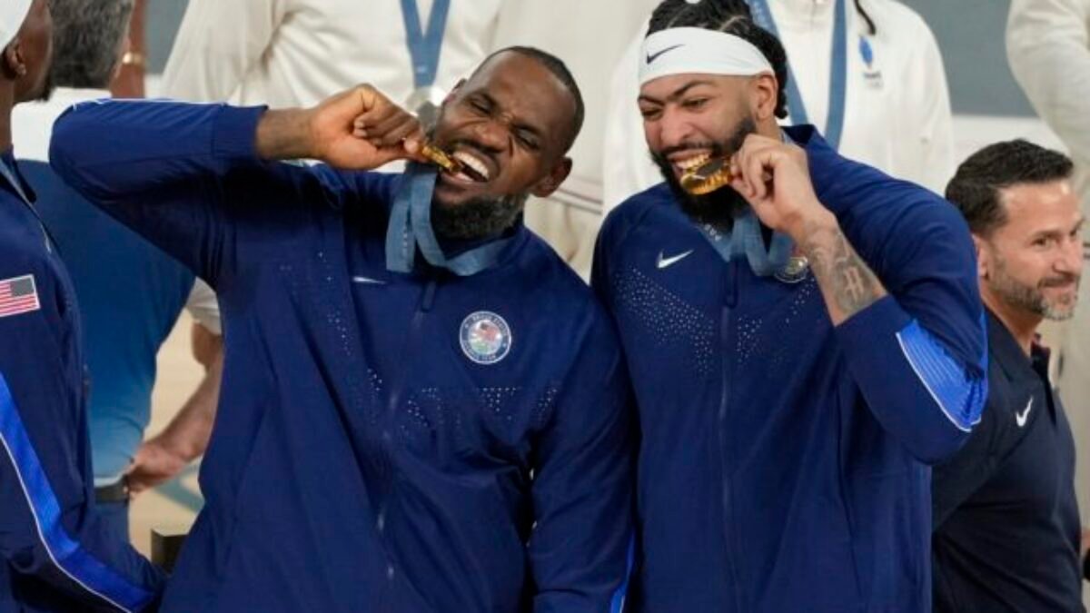 Američania získali v basketbale na OH v Paríži piate zlato v sérii, koncovka finále pripomínala galapredstavenie Stephena Curryho