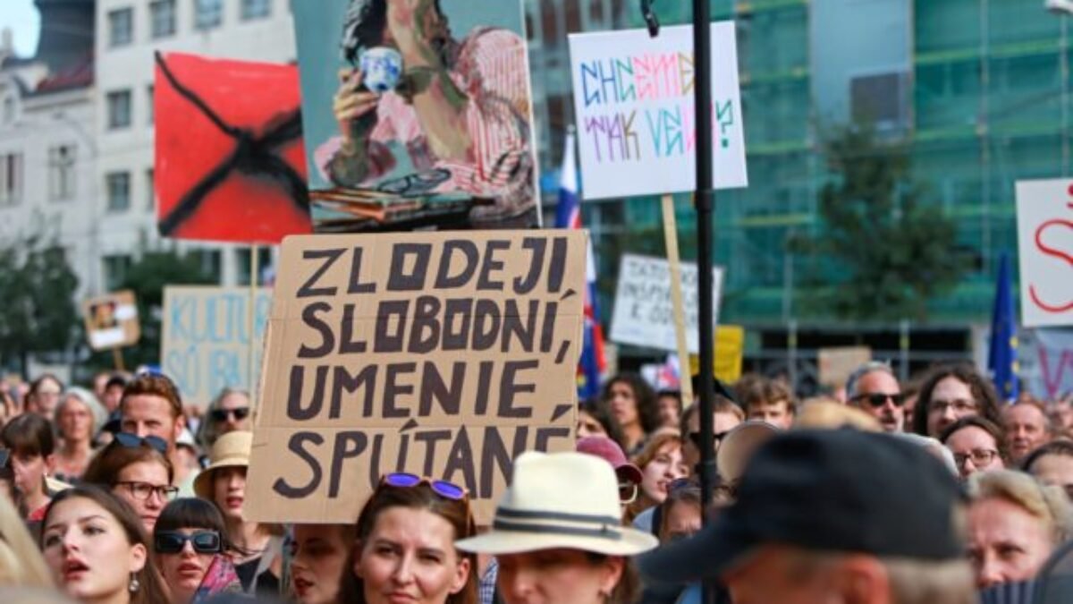 Silnejší tlak vedia vyvinúť protesty organizované umelcami, KDH v parlamente podporí odvolávanie Šimkovičovej aj Suska